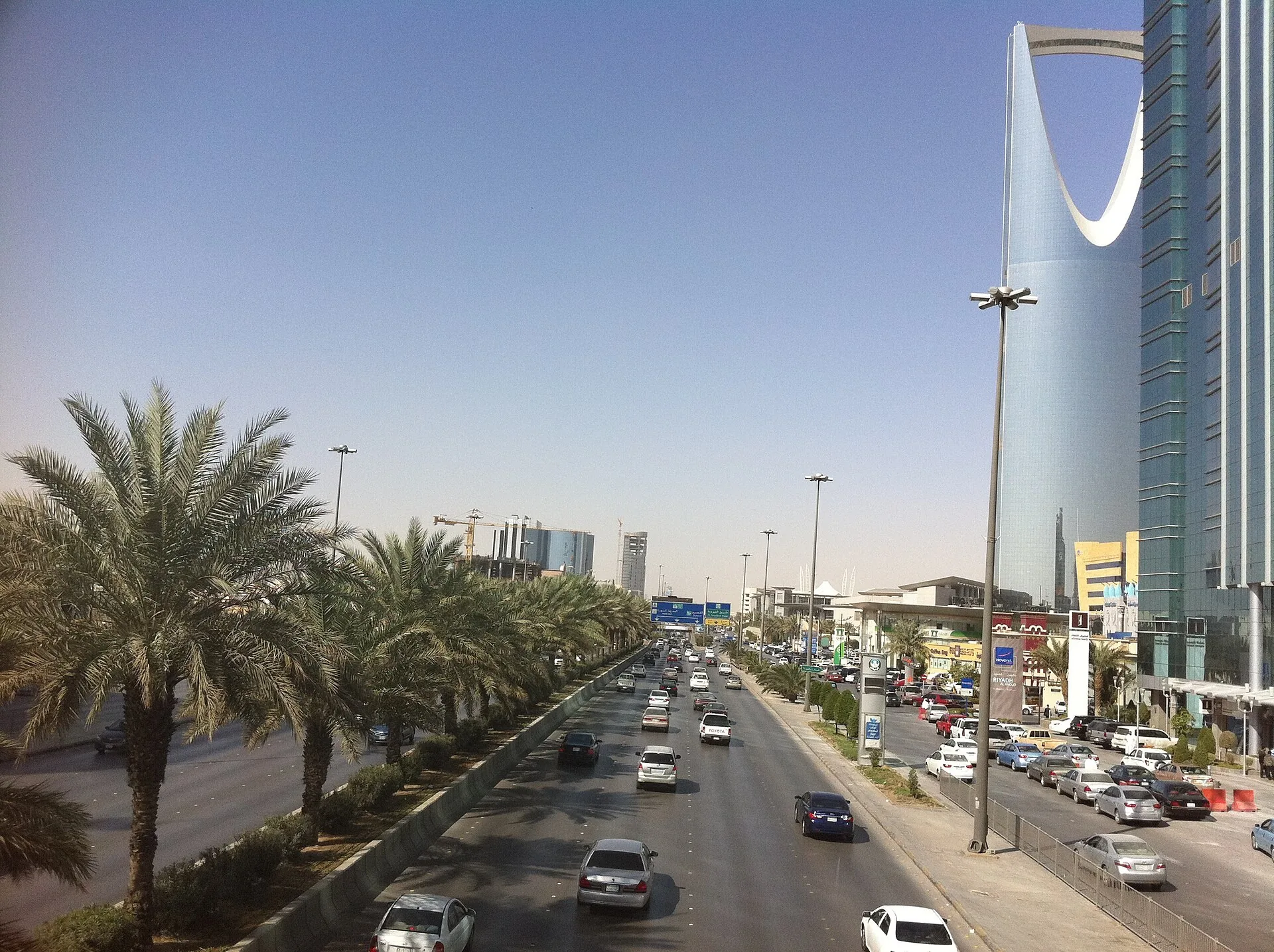 Multi-lane city avenue with kerbside parking in Riyadh